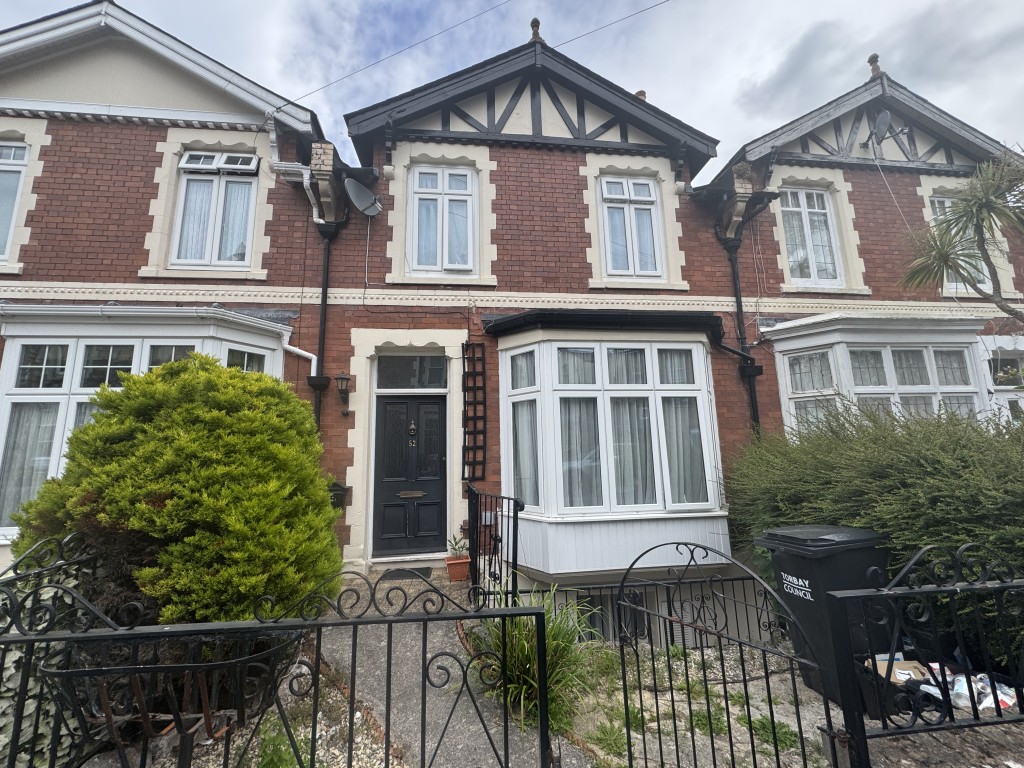 Lot: 89 - RESIDENTIAL INVESTMENT COMPRISING THREE-BEDROOM MAISONETTE AND GARDEN FLAT FOR IMPROVEMENT AND REPAIR - Front of the property